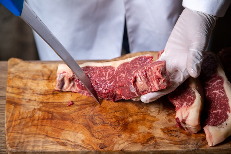 Açougueiro preparando carne